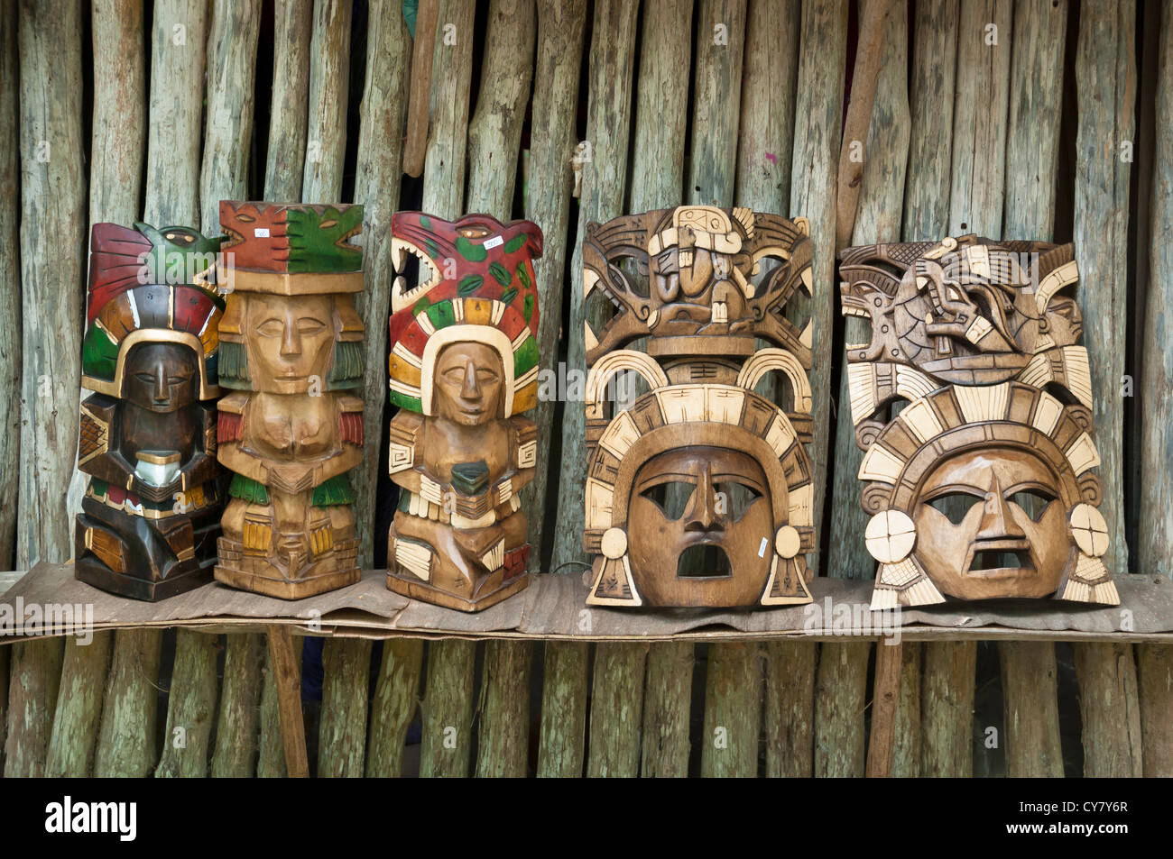 Hölzerne Carvings zum Verkauf an Tres Reyes Maya Dorf, Riviera Maya, Mexiko. Stockfoto