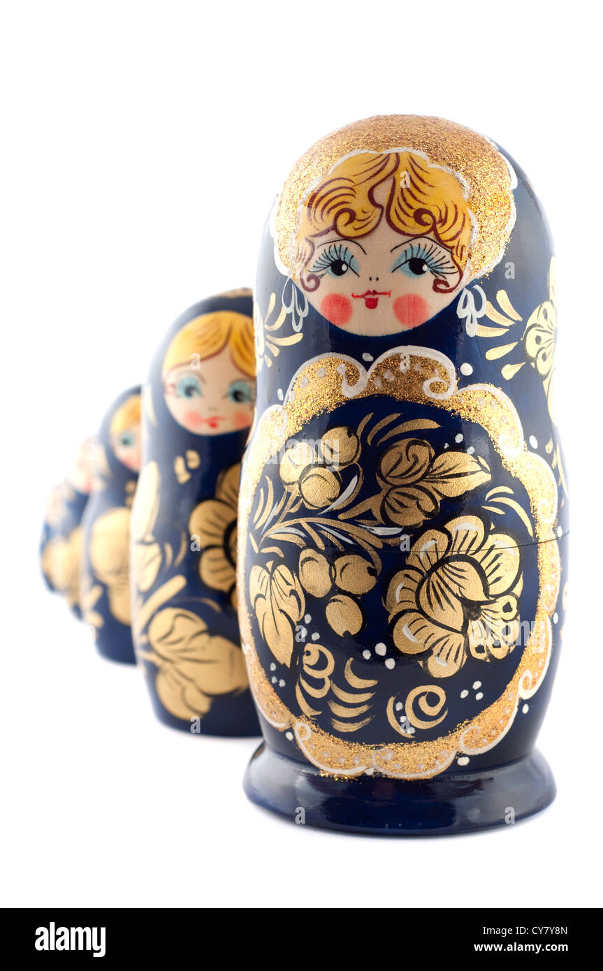 Russische Matroschka Puppen hintereinander isoliert auf weiss Stockfoto