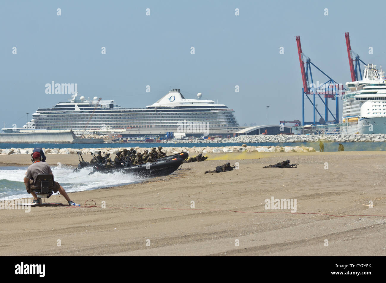 Truppen landen am Strand Malagueta während der spanischen Streitkräfte tagsüber im nationalen Fernsehen ausgestrahlt Stockfoto