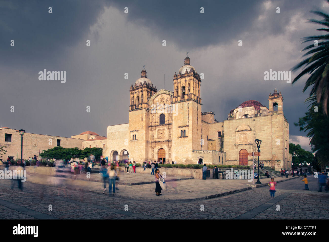 Menschen rund um die Kirche Santo Domingo mull, wie eine Gewitter nähert sich in Oaxaca, Mexiko. Stockfoto