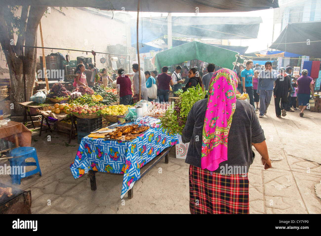 Eine Frau spaziert durch den Tlacolula-Markt im Bundesstaat Oaxaca, Mexiko. Stockfoto