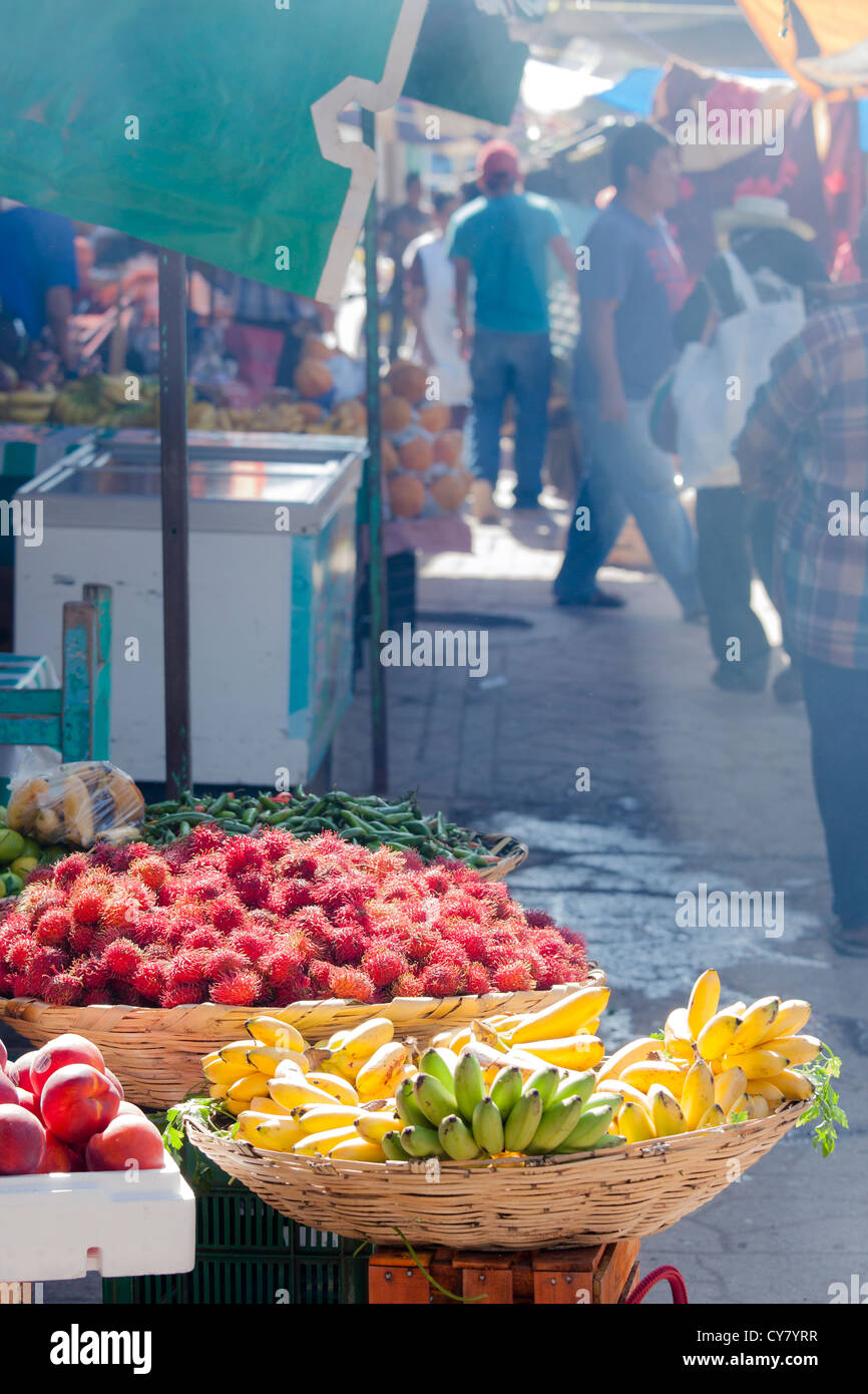 Obststand mit Stäbchen in die Tlacolula, Oaxaca-Markt in Mexiko. Stockfoto