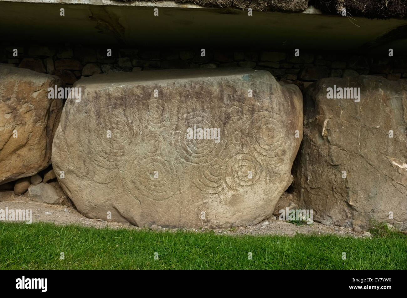 Eine Bordsteinkante mit Steinzeit-Spiralen und andere Markierungen an den Gräbern der neolithische Übergang in Knowth, Bru Na Boinne, Stockfoto