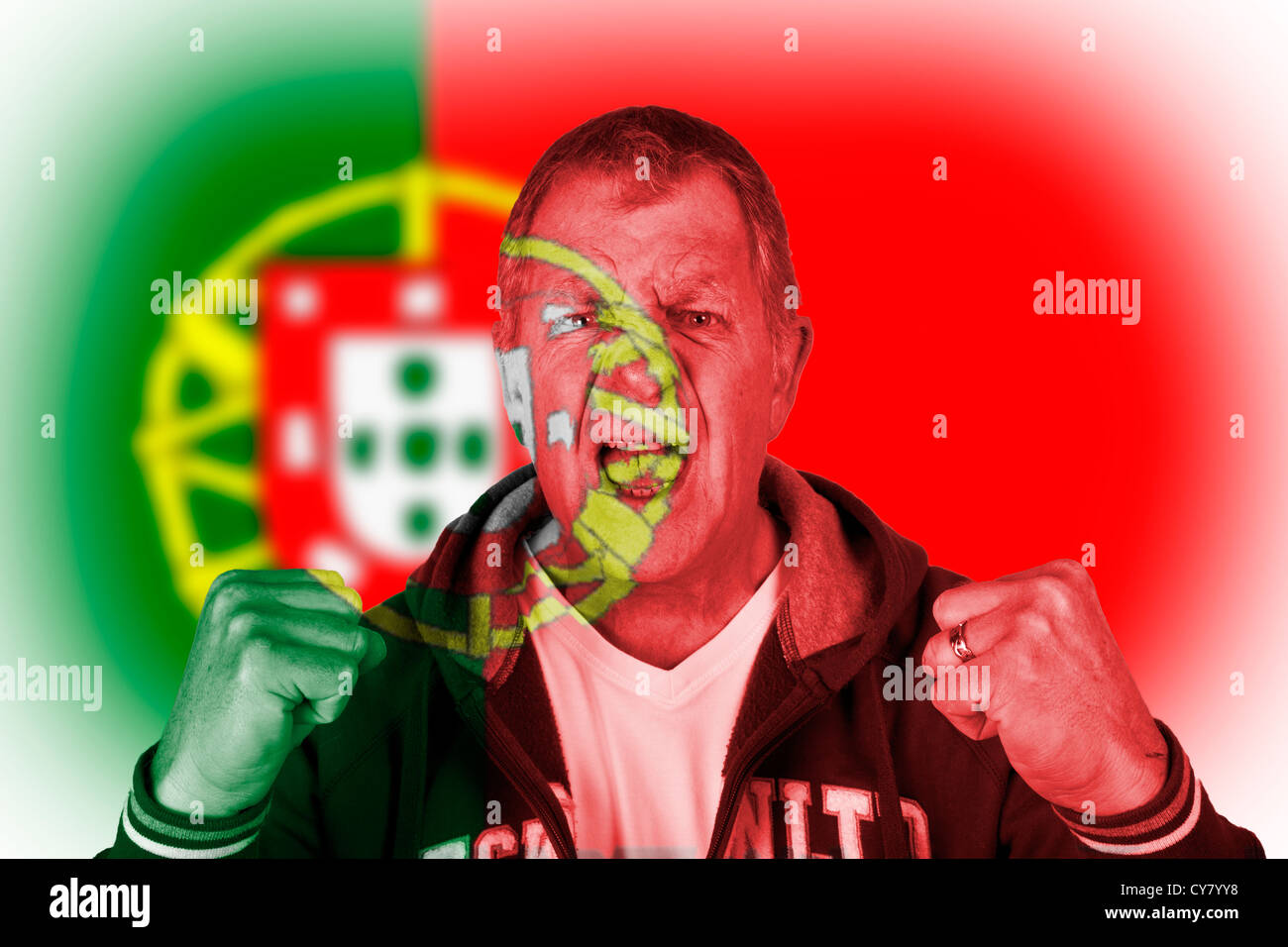 Portugiesisch-Portugal nationalistischen laut begeisterten fanatischen wütend Sport Fußballfan. Stockfoto