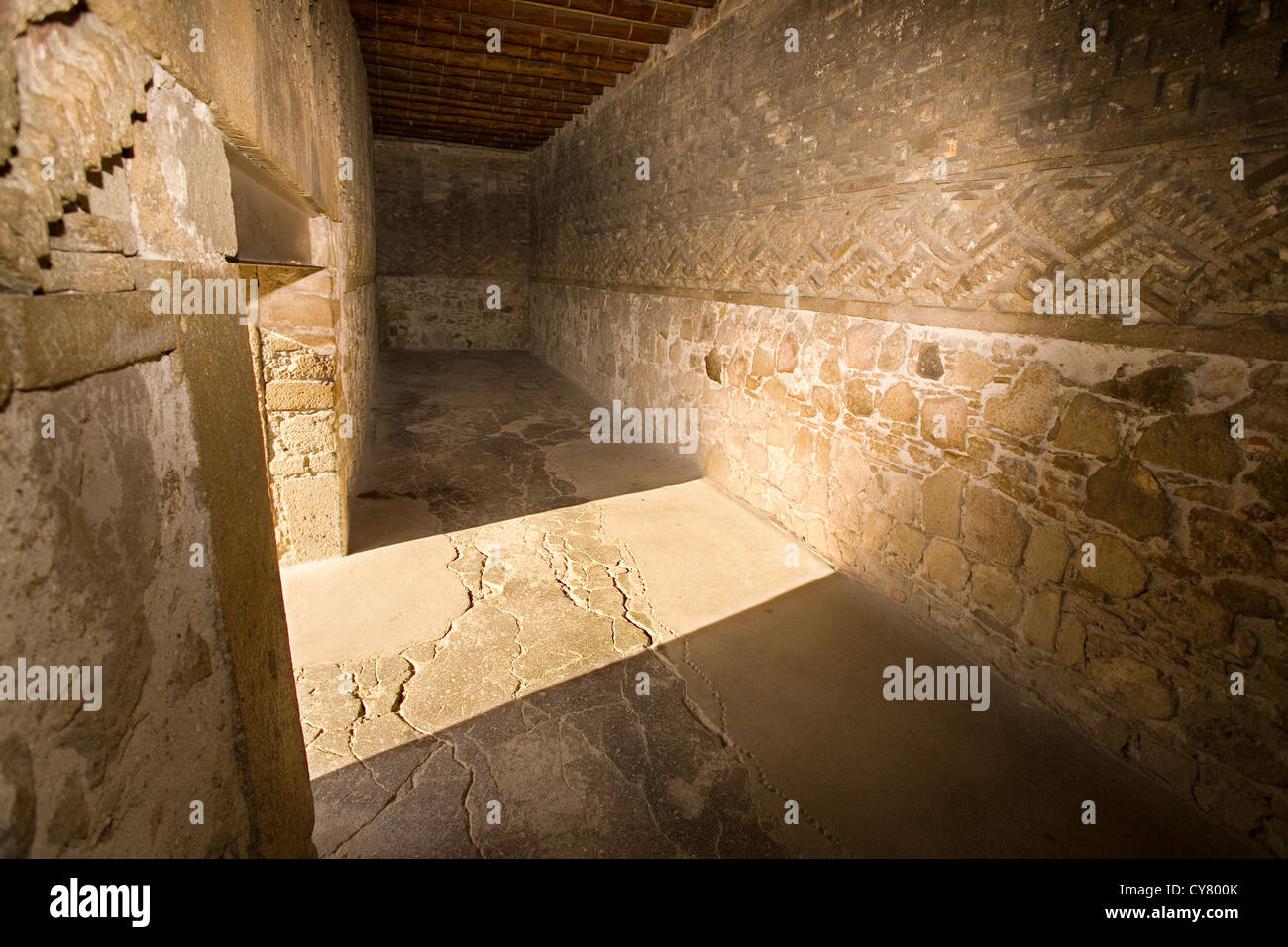 Aus einer Tür leuchtet die Palast-Tunnel am Mitla, Archäologie-Website Oaxaca in Mexiko. Stockfoto