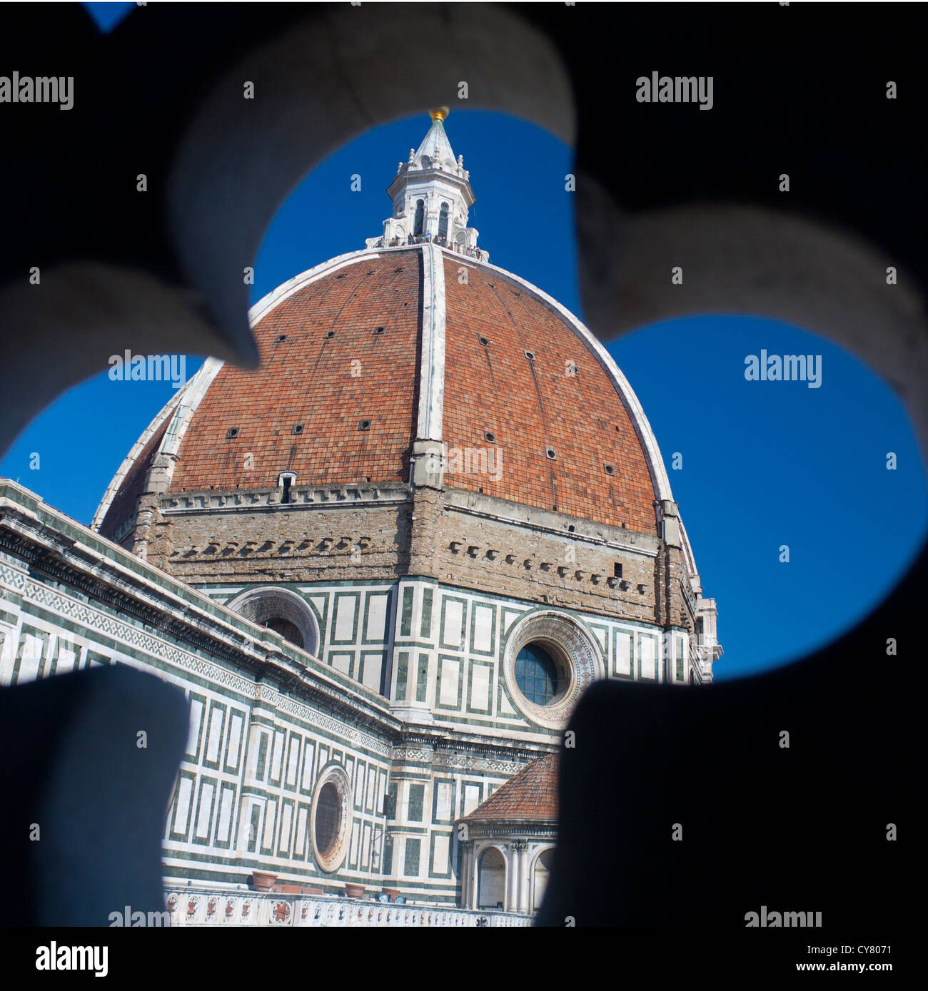 Brunelleschis Kuppel durch Mauerwerk in Giottos Campanile Santa Maria del Fiore Dom Dom Florenz Florenz Toskana Italien Stockfoto