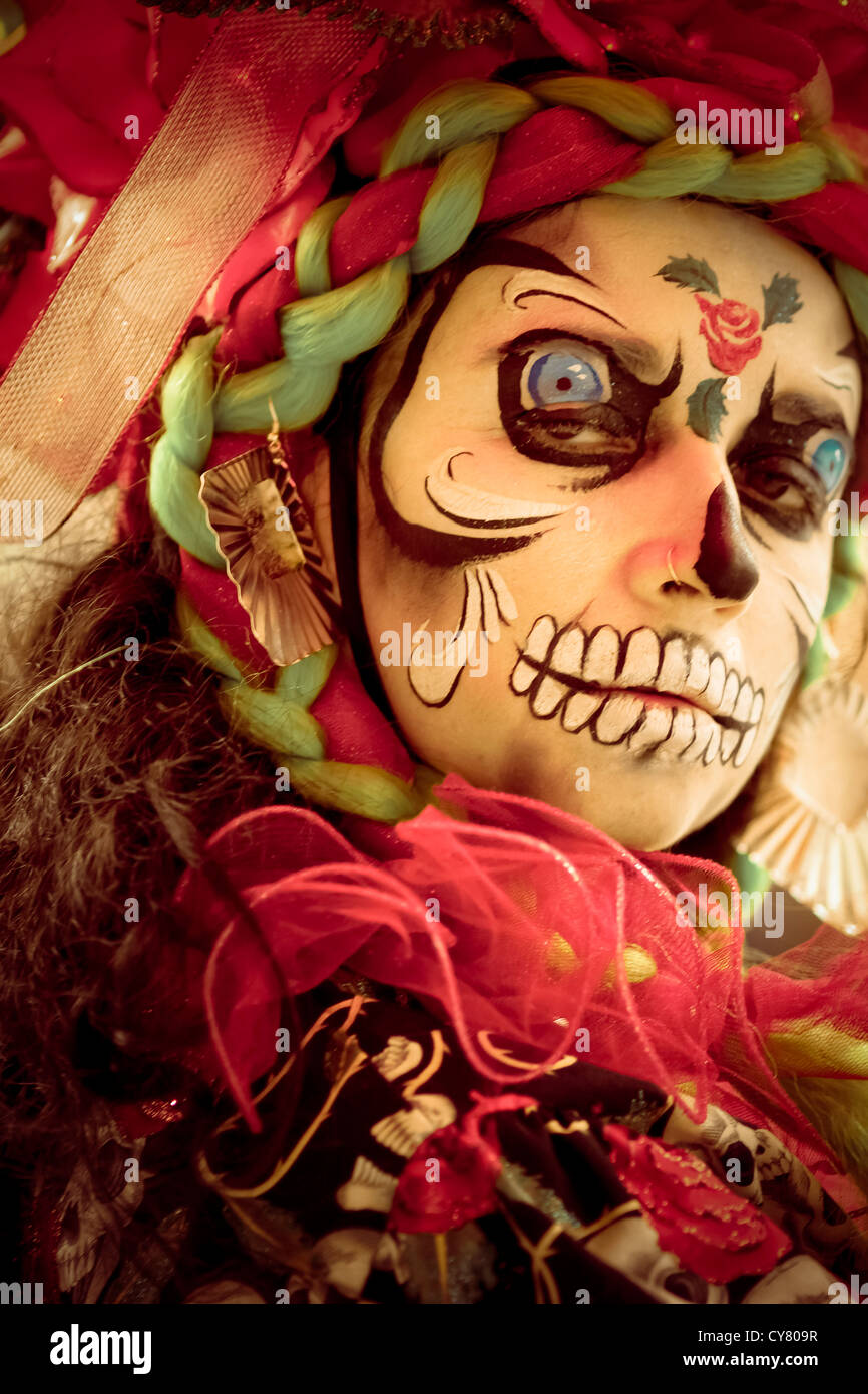 Mann, gekleidet wie ein Skelett Stockfoto