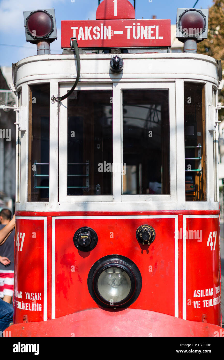 Rote Straßenbahn in Taksim-Istanbul Stockfoto