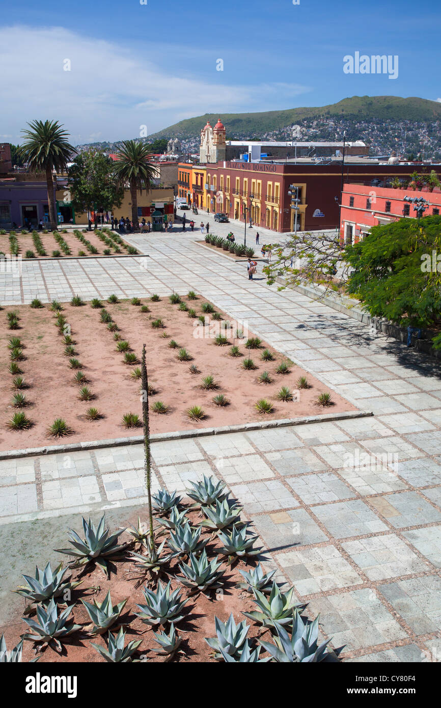Blick auf die Plaza de Santo Domingo-Kirche mit Blick auf die Altstadt von Oaxaca, Mexiko. Stockfoto