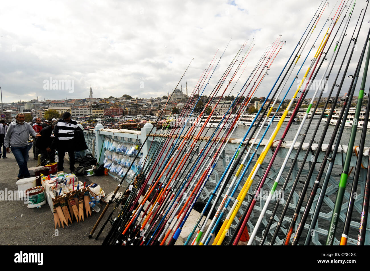 Galata-Brücke, Istanbul, Türkei 2012. Menschen, die Angeln Stockfoto