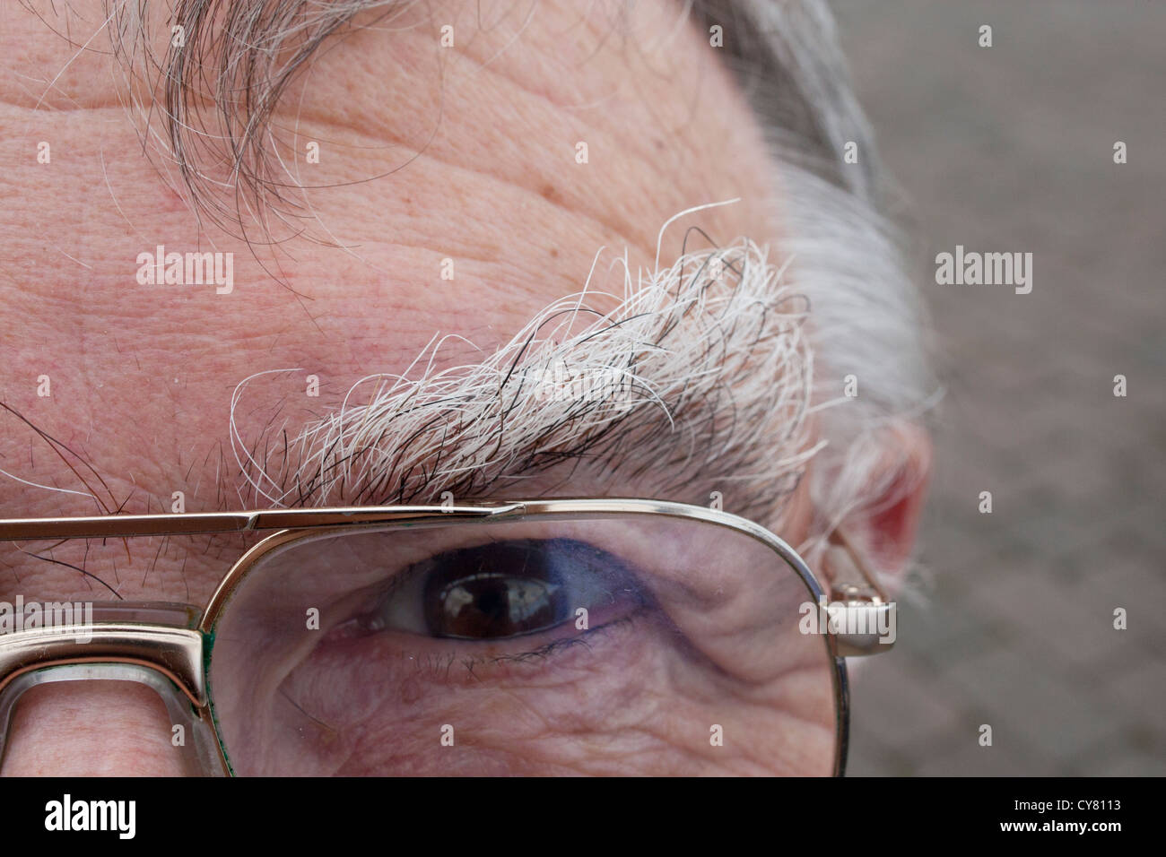 Senior / reifen Mann (im Alter von 71) humorvolle Porträt mit prominenten  buschigen wild ungepflegt Augenbraue Stockfotografie - Alamy