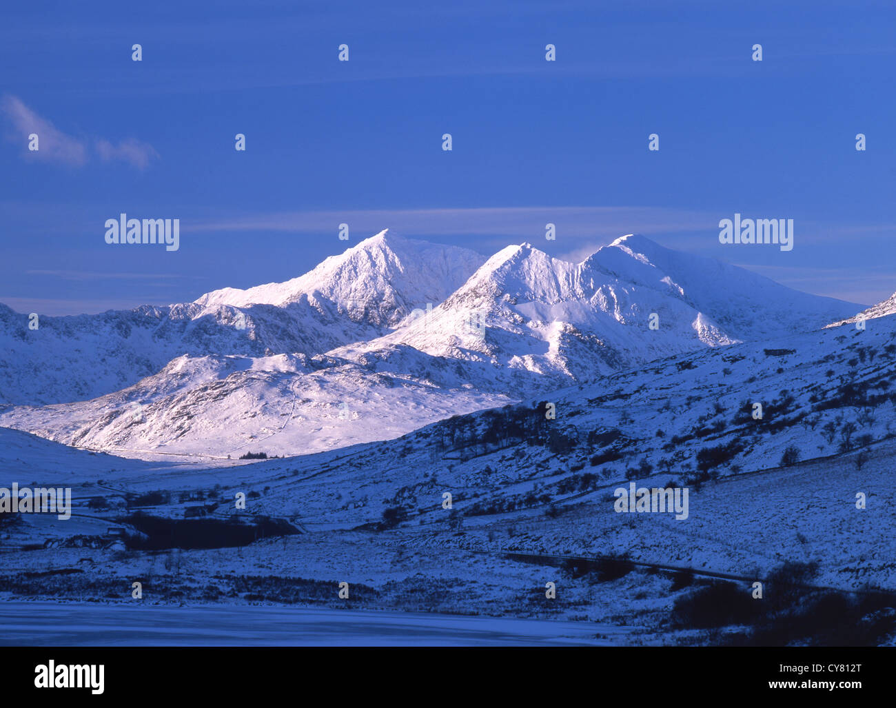 Snowdon Horseshoe im Winterschnee Snowdon, Crib Goch und Garnedd Ugain Snowdonia National Park Gwynedd North Wales UK Stockfoto