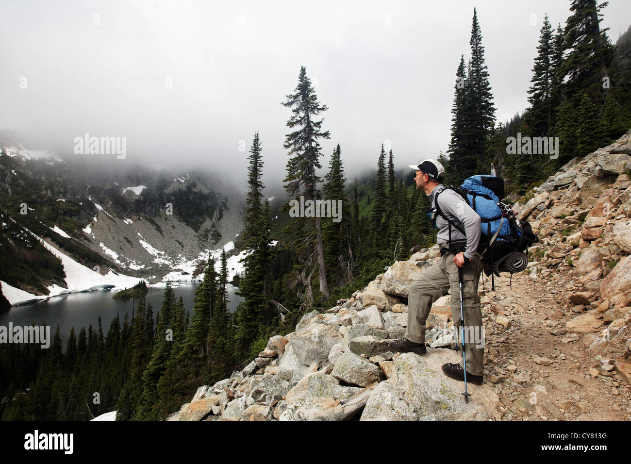 Backpacker unterwegs nach Maple Pass, North Cascades, Washington, USA Stockfoto