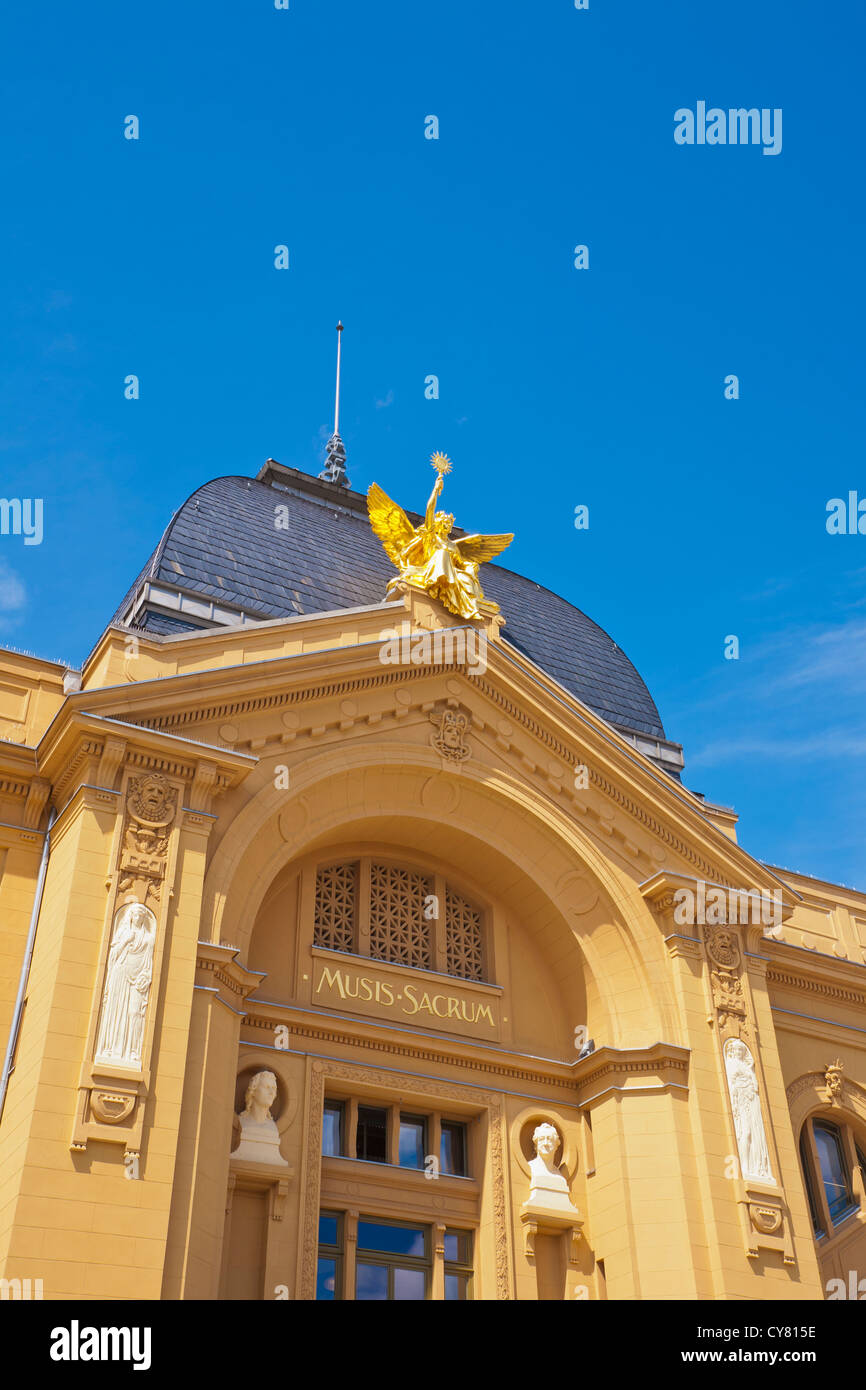 THEATERGEBÄUDE IN GERA, THÜRINGEN, DEUTSCHLAND Stockfoto