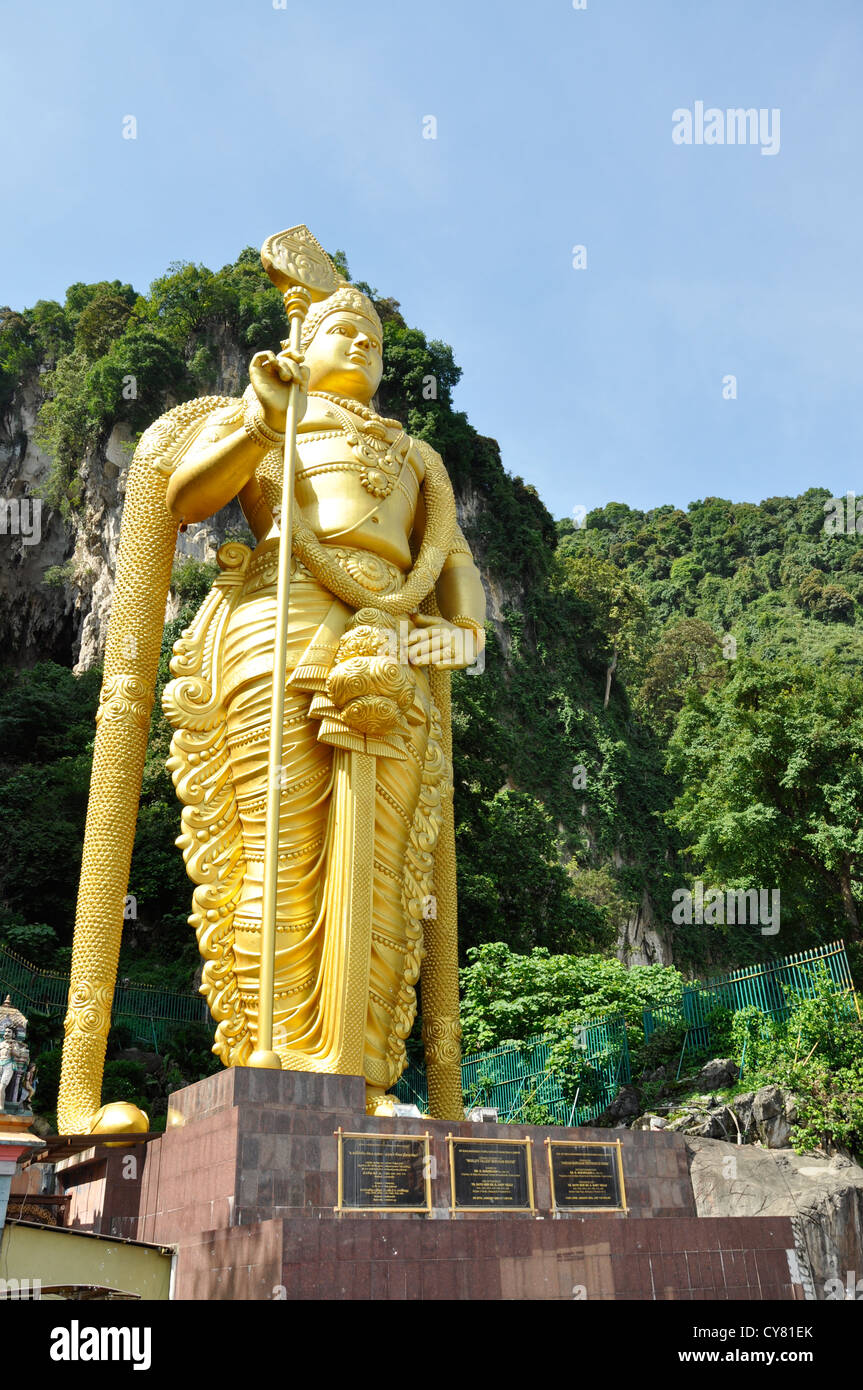 Kuala Lumpur Malaysia Batu Höhlen mit goldene Statue von Lord Murugan am Eingang touristischen Denkmal Wahrzeichen Stockfoto