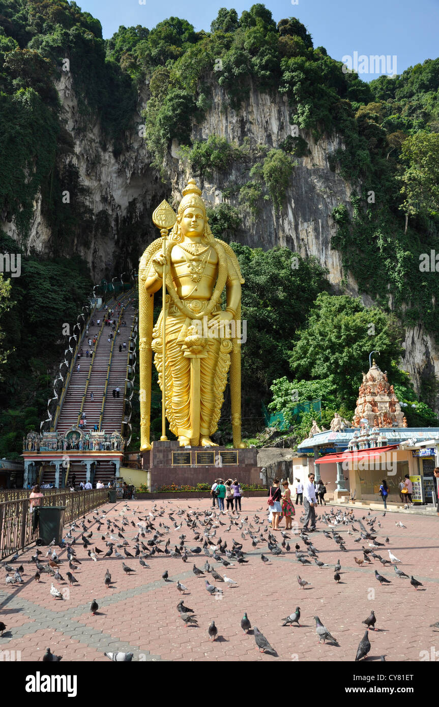 Kuala Lumpur Malaysia Batu Höhlen mit goldene Statue von Lord Murugan am Eingang touristischen Denkmal Wahrzeichen Stockfoto