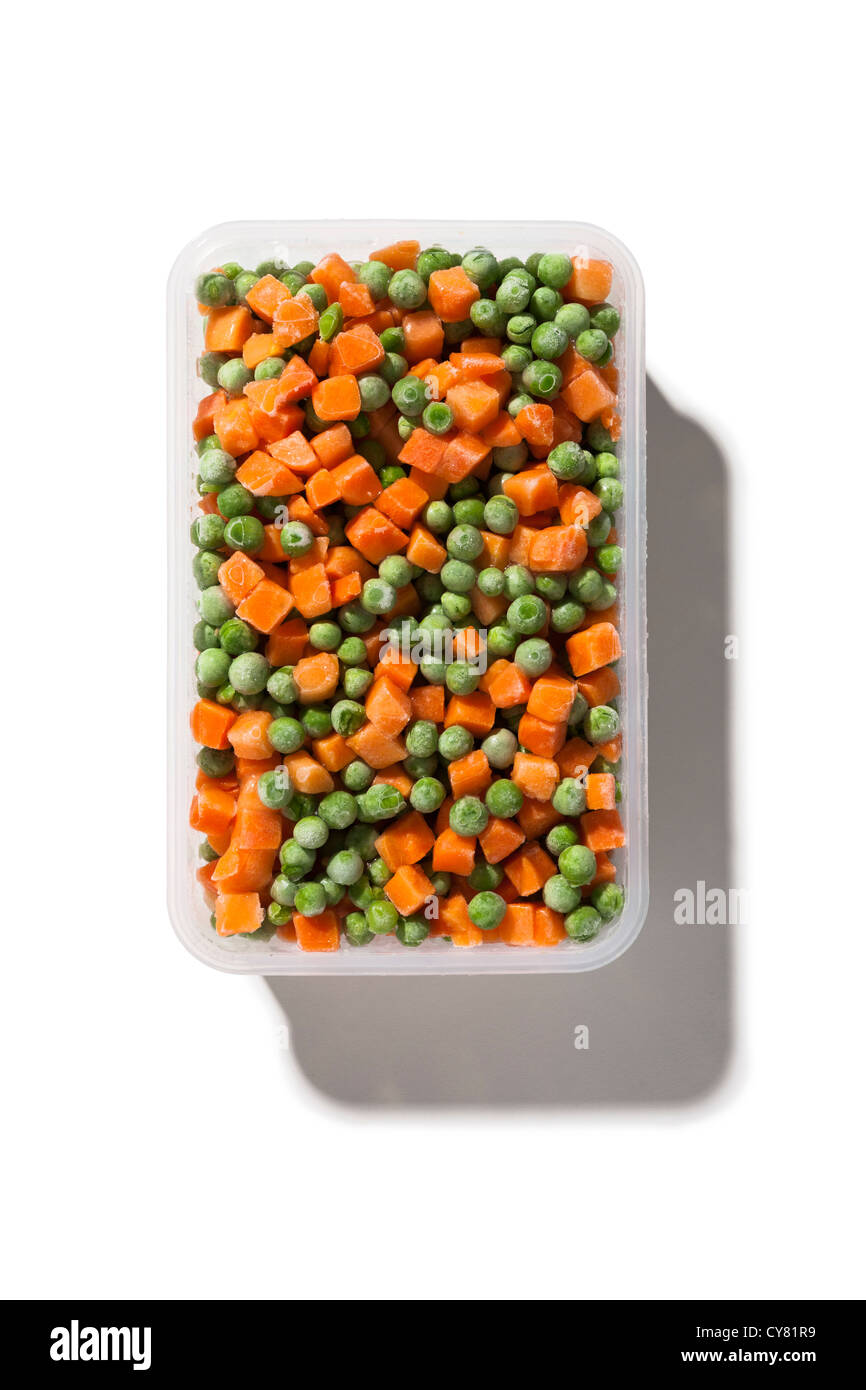 Gefrorene Erbsen und Karotten in Container Stockfoto