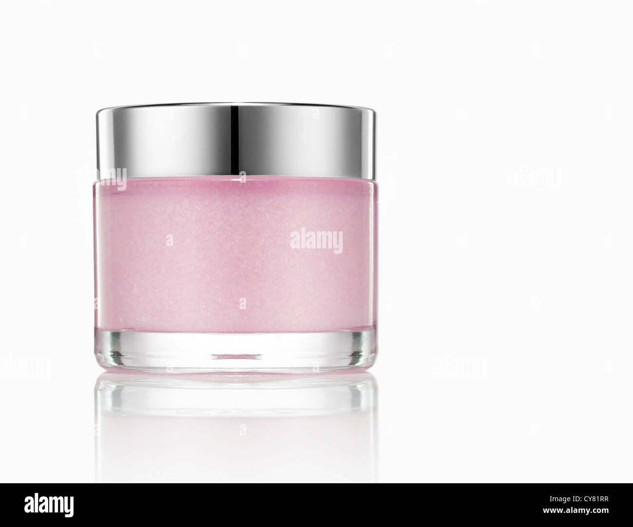 Glas mit rosa Hautpflegeprodukt Stockfoto