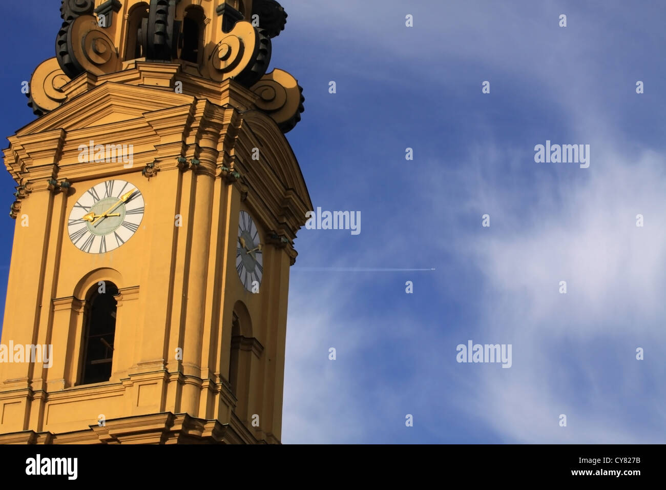 Flugzeug überquert den Himmel hinter einem der Theatinerkiche Türme in München Stockfoto