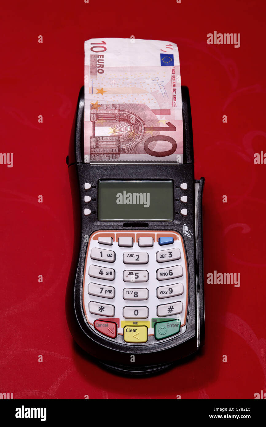 Kreditkartenautomat, der Geld anstelle von Papier druckt Stockfoto