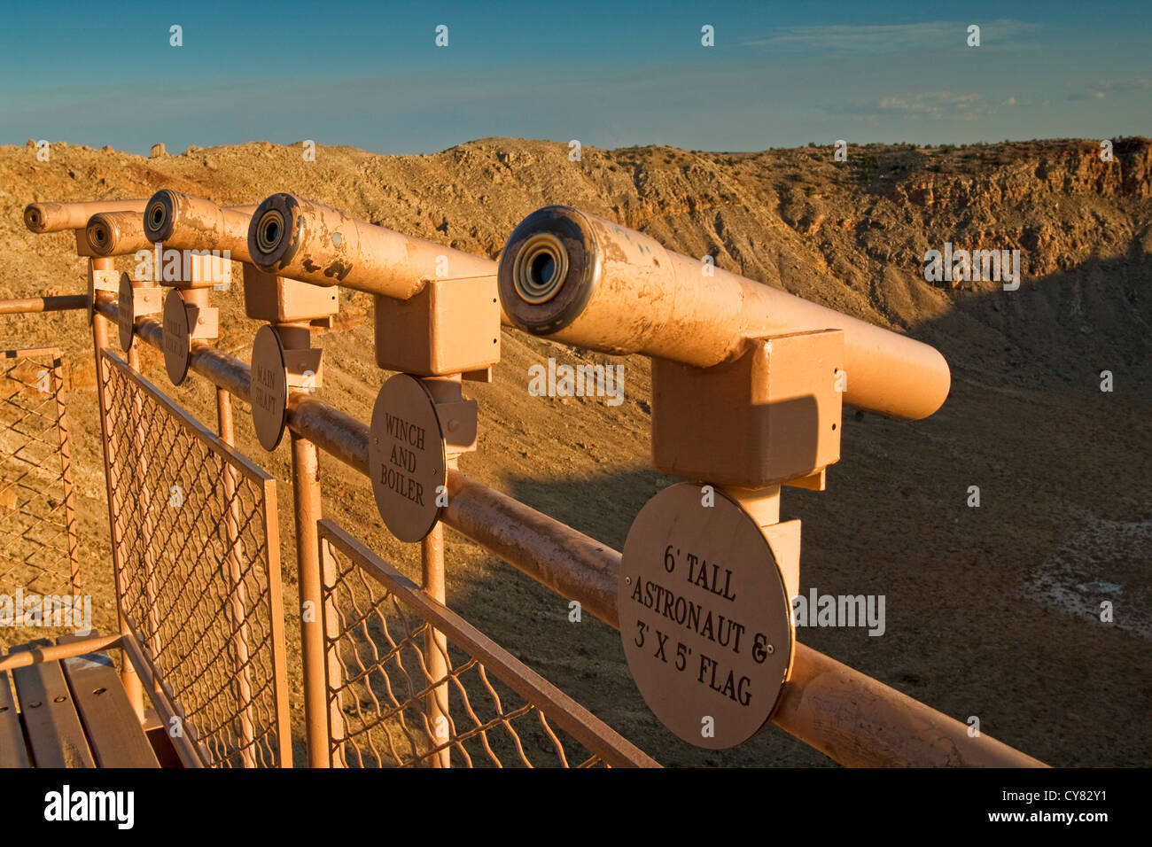 Observation Deck Teleskope am Meteor-Krater, auch bekannt als Barrenger Crater, in der Nähe von Winslow, Arizona Stockfoto