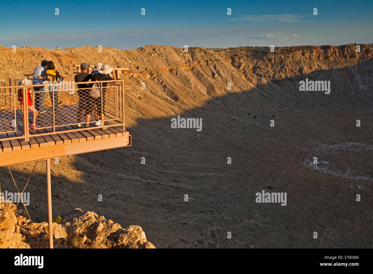 Familie auf der Aussichtsplattform über Meteor-Krater, auch bekannt als Barrenger Crater, in der Nähe von Winslow, Arizona Stockfoto