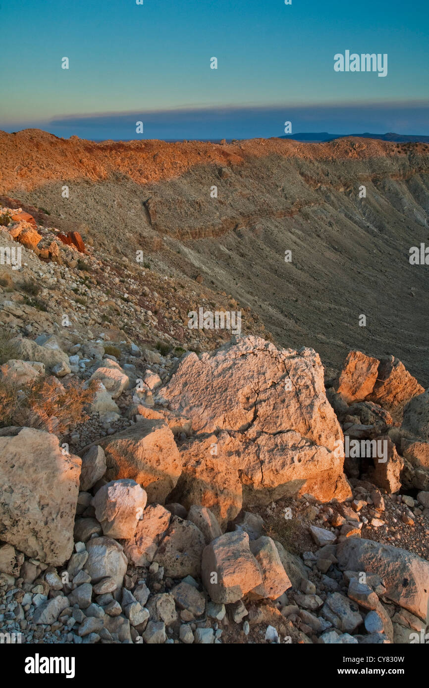 Felsen am Kraterrand am Meteor-Krater, auch bekannt als Barrenger Crater, in der Nähe von Winslow, Arizona Stockfoto