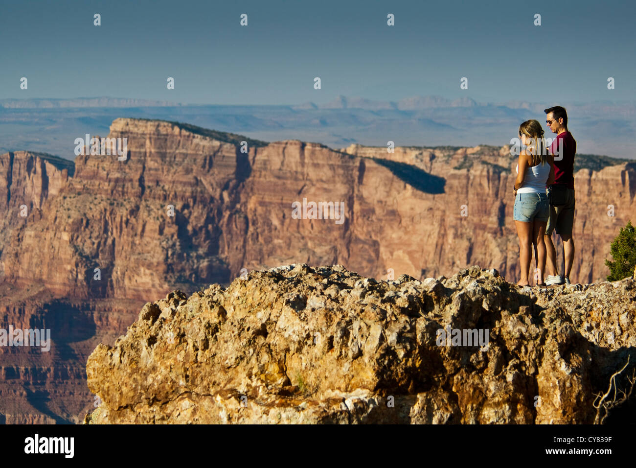 Touristen, die mit Blick auf Klippen am Lipan Point, South Rim, Grand Canyon Nationalpark in Arizona Stockfoto