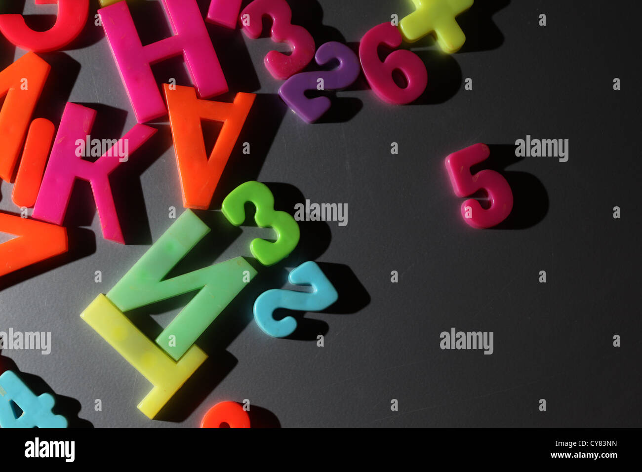 Bunte Buchstaben auf grau metallic Hintergrund Stockfoto