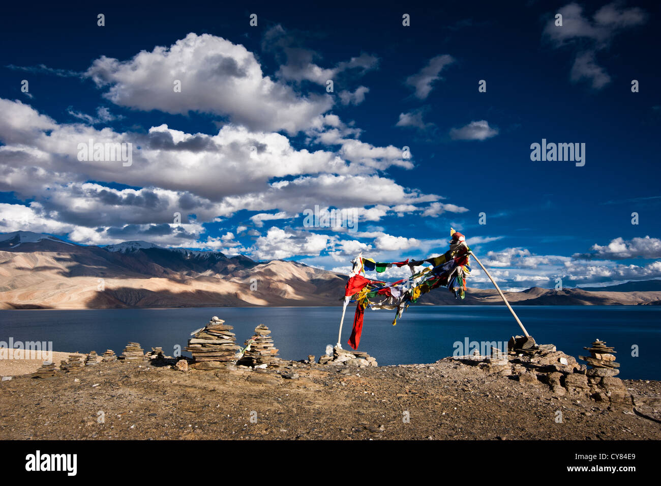 Blick auf den Sonnenuntergang am Tso Moriri See, Stein Pyramide und buddhistischen Fahnen zu beten. Landschaft des Himalaya-Gebirges. Inddia, Ladakh, 4600m Stockfoto