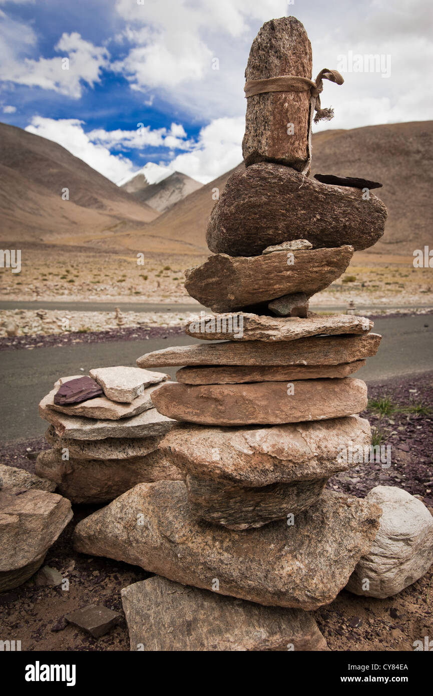 Highland Straße passieren im Himalaya-Gebirge mit Steinpyramide. Indien, Ladakh, Leh-Chumathang-Tso Moriri Autobahn Höhe 4500 m Stockfoto