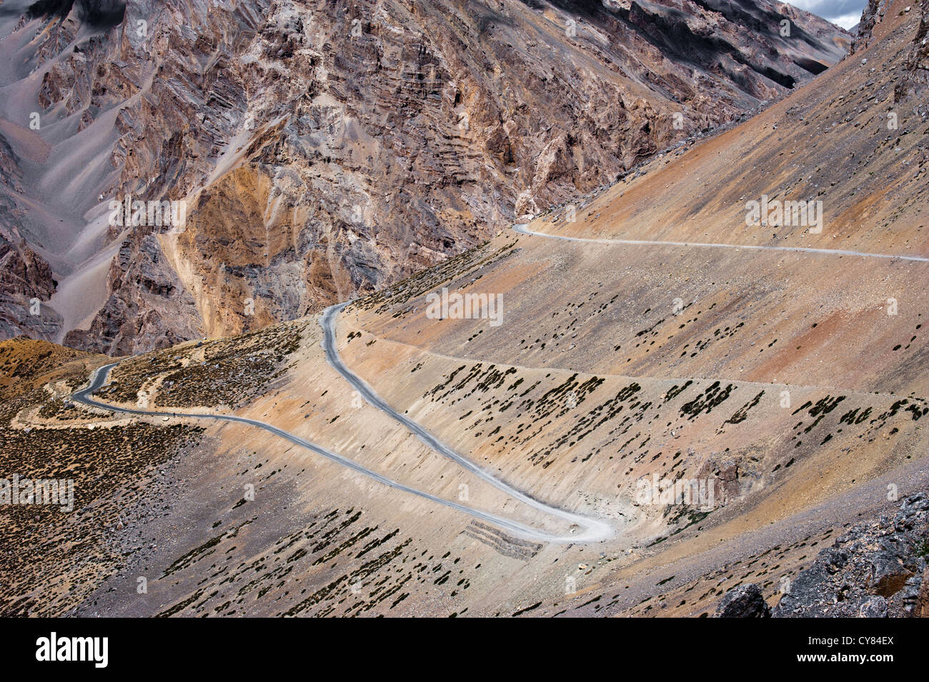 Straße im Himalaya Hochgebirgslandschaft. Indien, Ladakh. Sarchu Plains, 4300 m Höhe Stockfoto