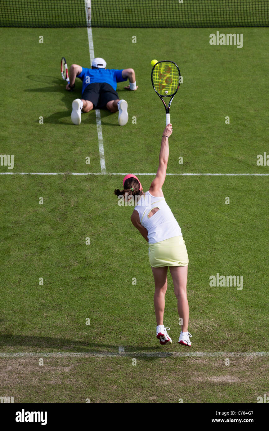 Martina Hingis während Doppel-Match über Greg Rusedski dienen. Stockfoto