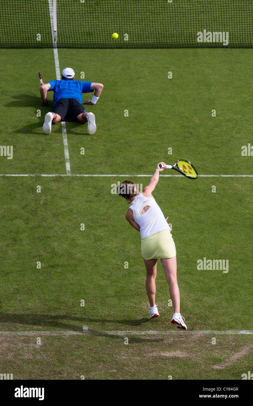 Martina Hingis während Doppel-Match über Greg Rusedski dienen. Stockfoto