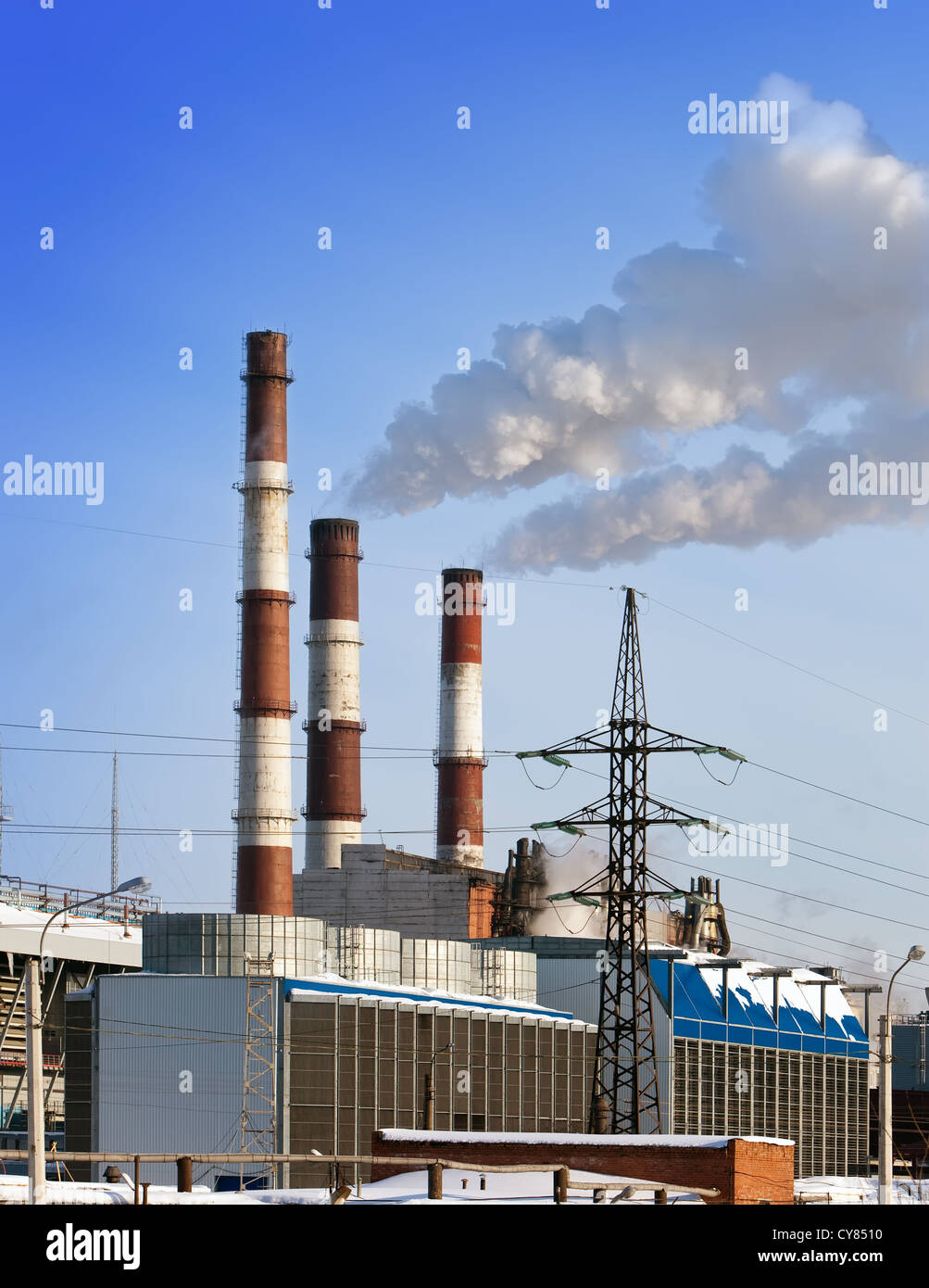 Thermisches Kraftwerk Rohre Rauch über der Stadt. Stockfoto