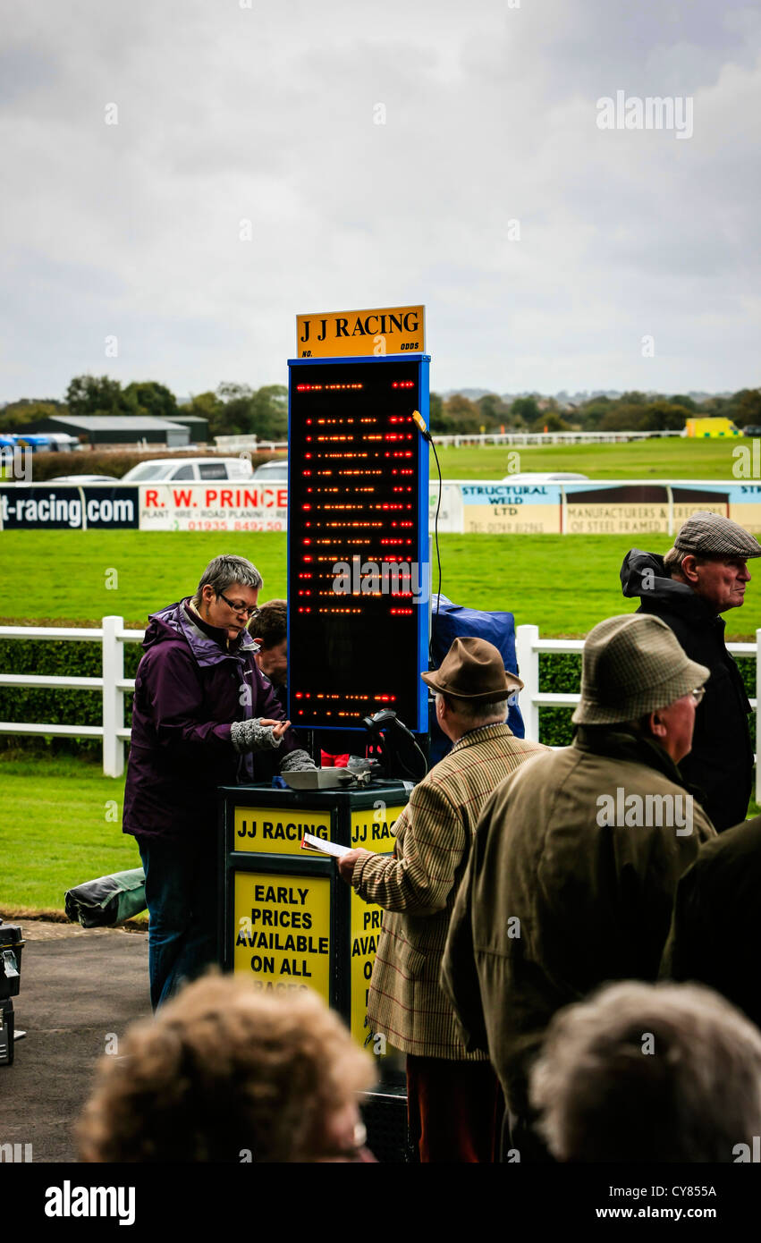 Pferd Track Wetten Agenten nehmen Wetten bei Wincanton Race course Stockfoto