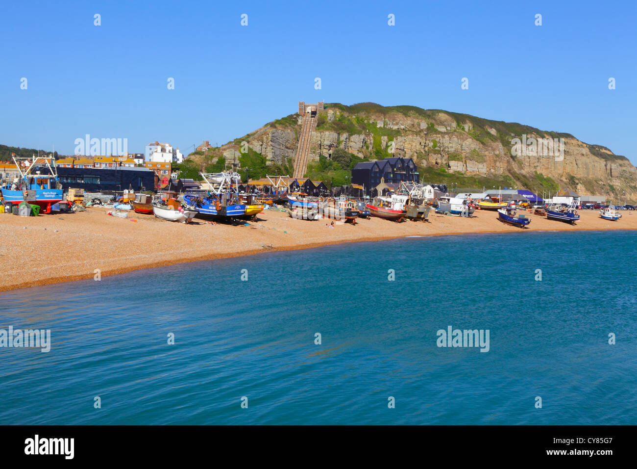 Hastings UK. Angelboote/Fischerboote auf dem Altstadt-Kiesstrand East Sussex England GB UK Stockfoto