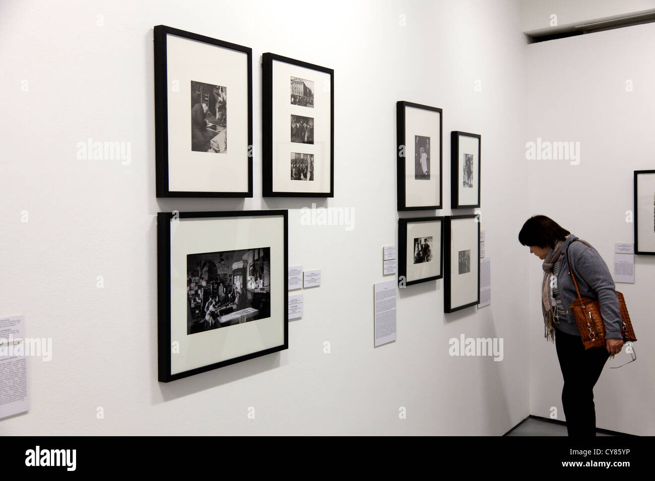 Frau betrachten Ausstellung von Fotografien von Russland 1918-1940 Stockfoto