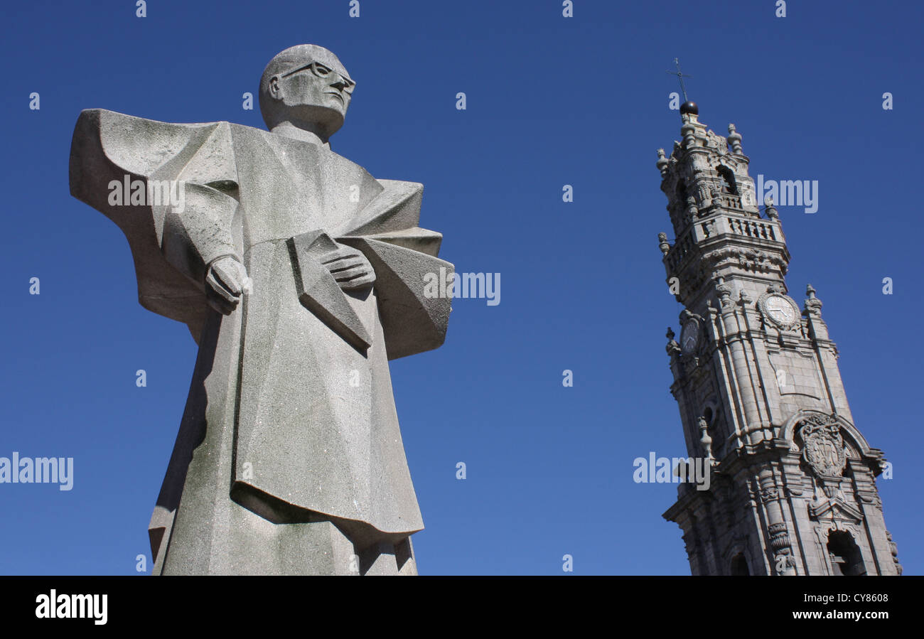 Bischof Antonio Ferreira Gomes mit dem Torre Dos Clerigos Stockfoto