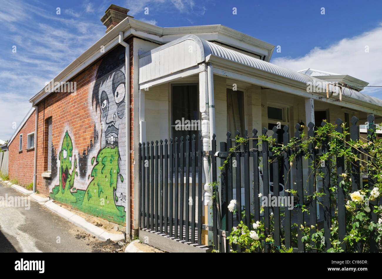 Groß angelegte Graffiti an der Seite eines Hauses in Perth, Western Australia Stockfoto