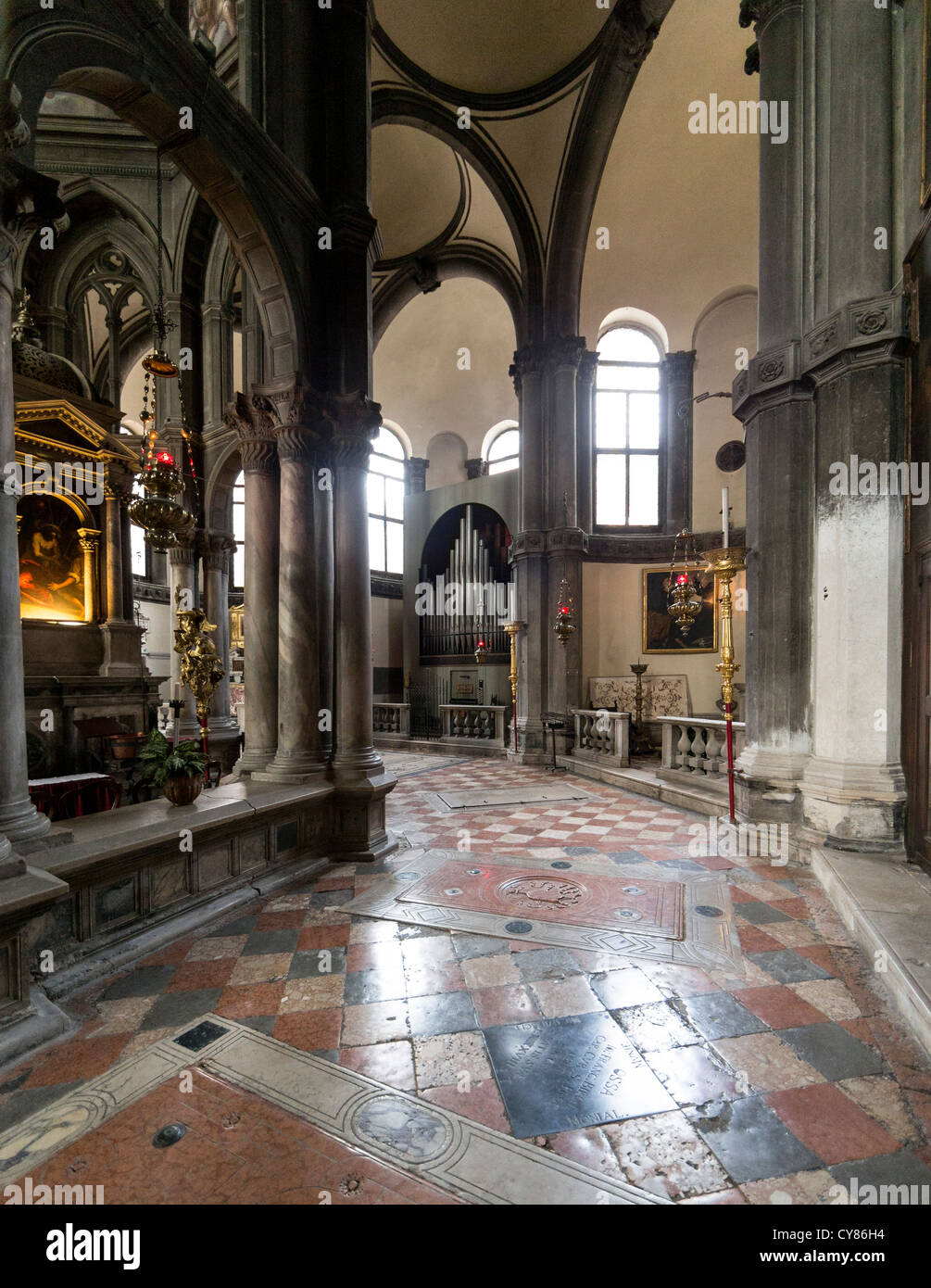 Innenministerium die Chiesa di San Zaccaria in Venedig, Teil der Orgel und der Chorumgang der Apsis zeigen Stockfoto