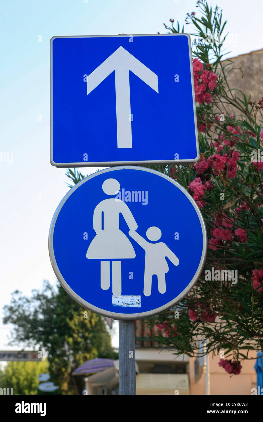 Fußgängerzone blau-weißen Schild mit einem Pfeil Stockfoto