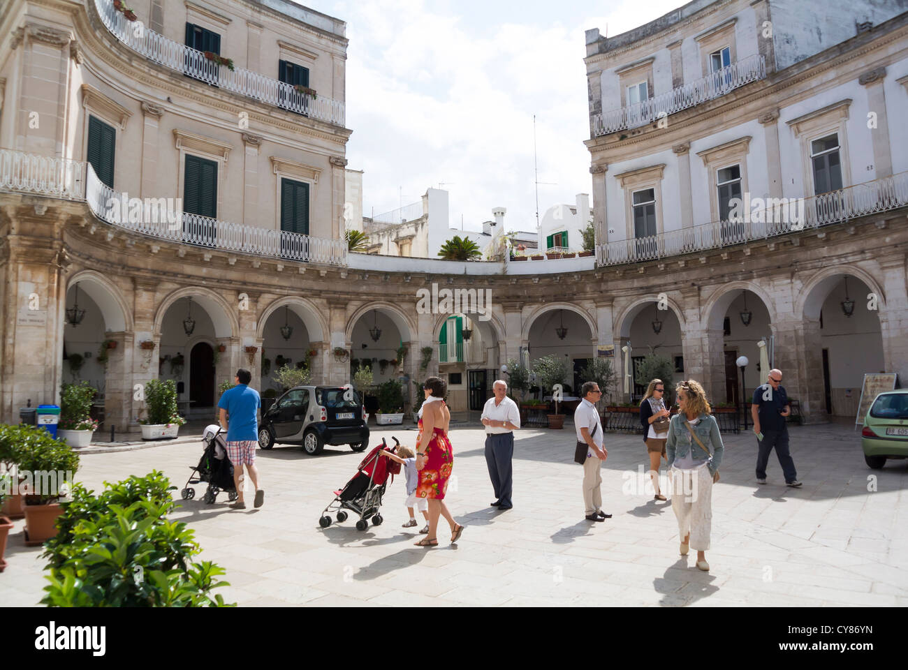 Martina Franca, Apulien, Italien, Piazza Maria Immacolata mit Einheimischen Stockfoto