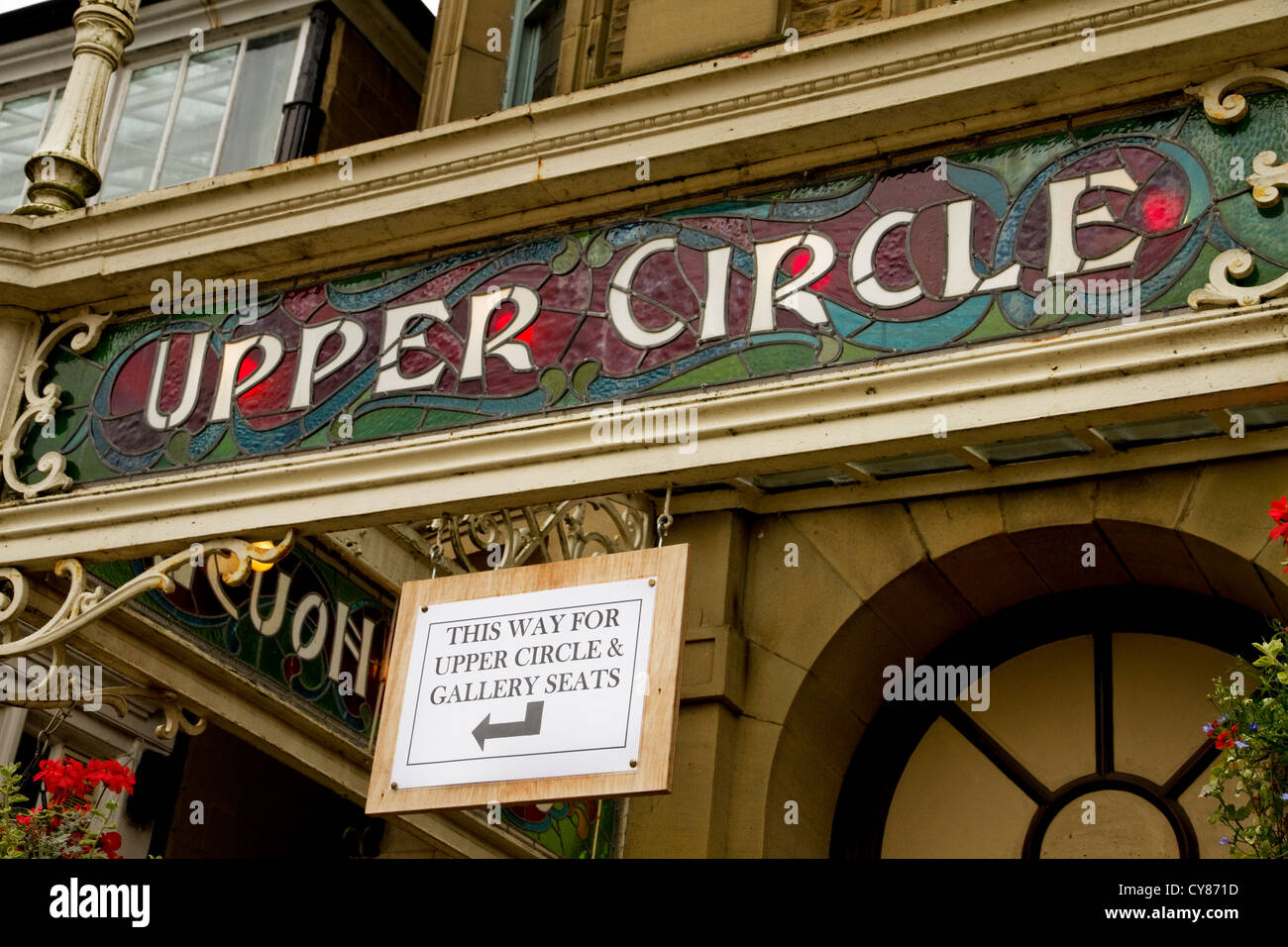 Glas Vordach am Eingang Buxton Opera House und Art Npuveau Schriftzug Stockfoto