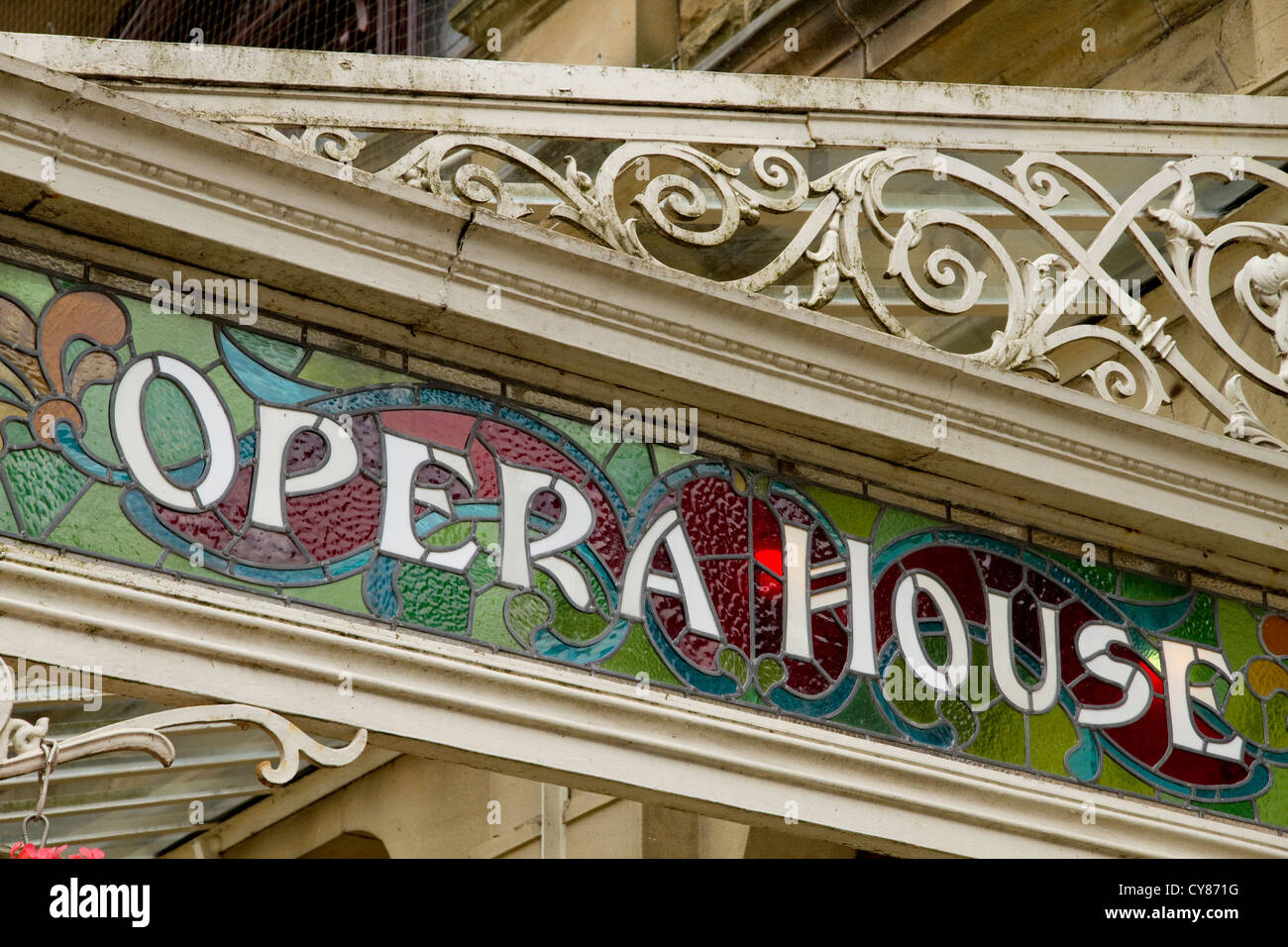 Glasdach von Buxton Opera House mit Jugendstil-Schriftzug Stockfoto