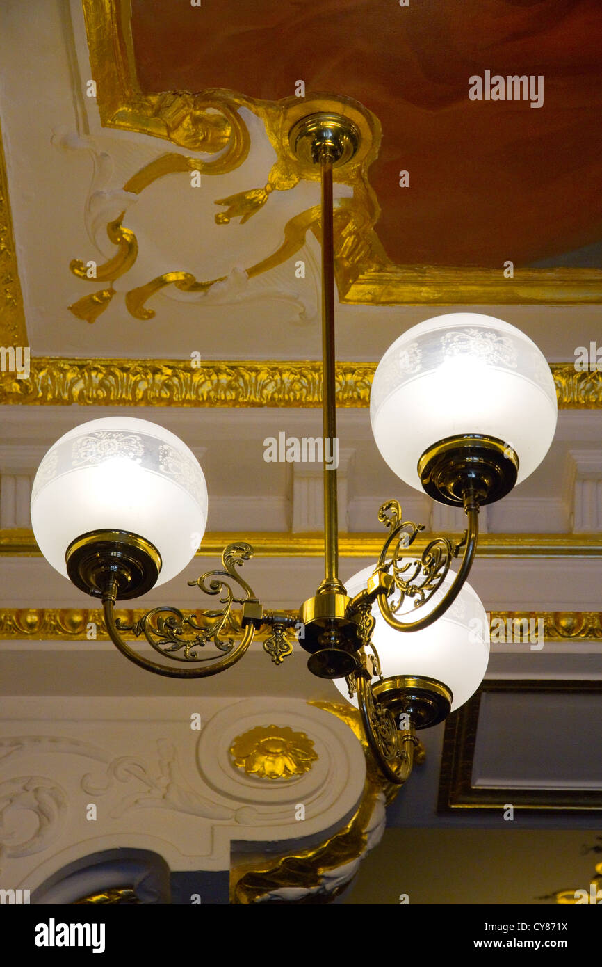 Hängelampen Messing im Foyer des Opernhauses Stockfoto