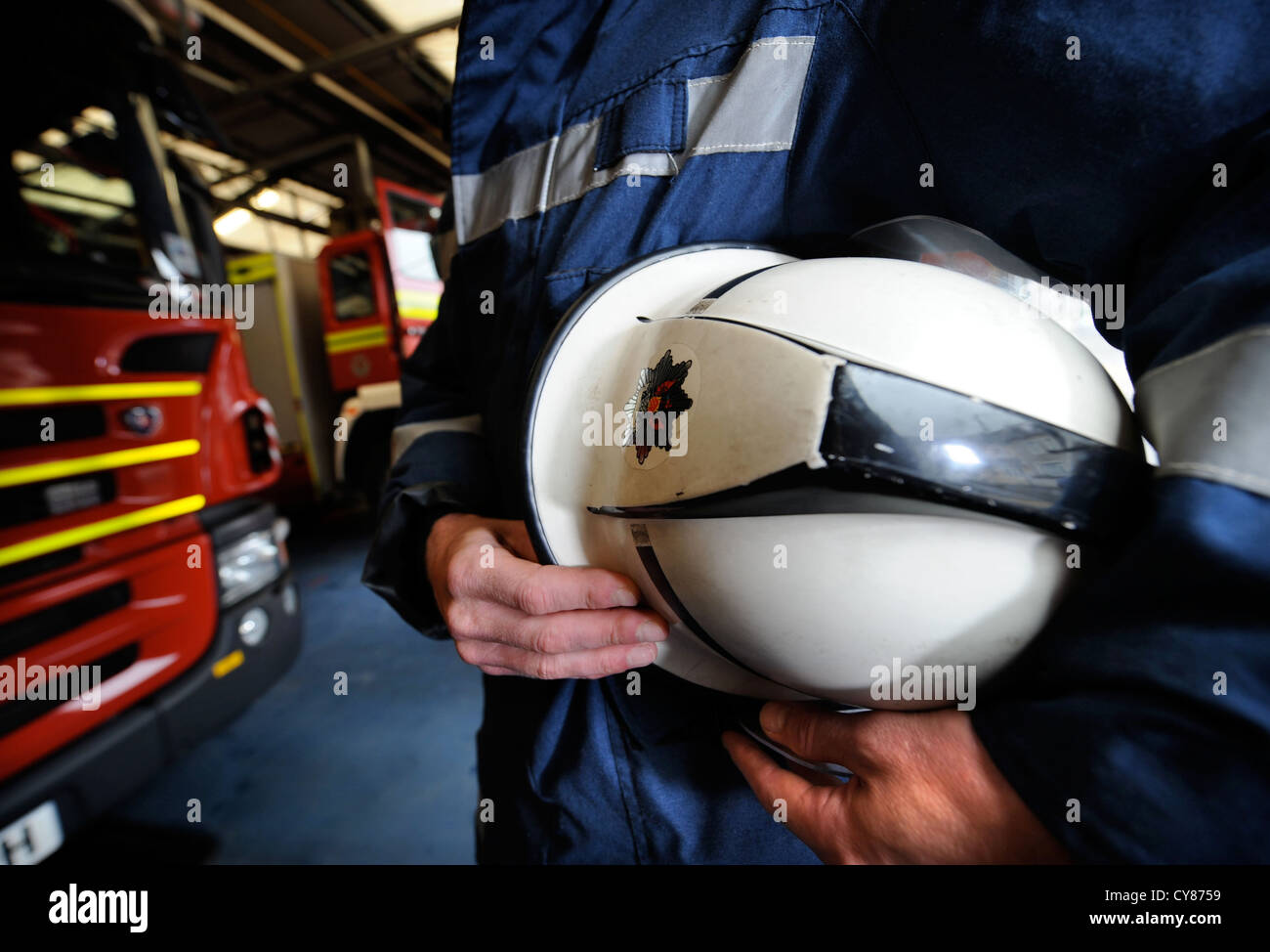 Re Feuerwehrmann weiße Uhr in Pontypridd Feuerwache in S Wales - Detail Firemans Helm Stockfoto