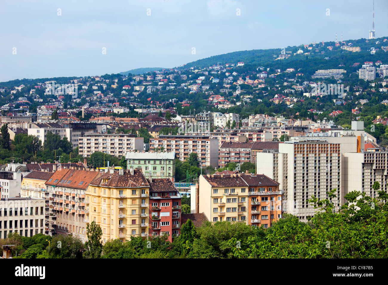 Budapester Stadtbild, Budaer Seite der Stadt, Wohnviertel, Mehrfamilienhäuser, Eigentumswohnungen, Wohnungen, Häusern. Stockfoto