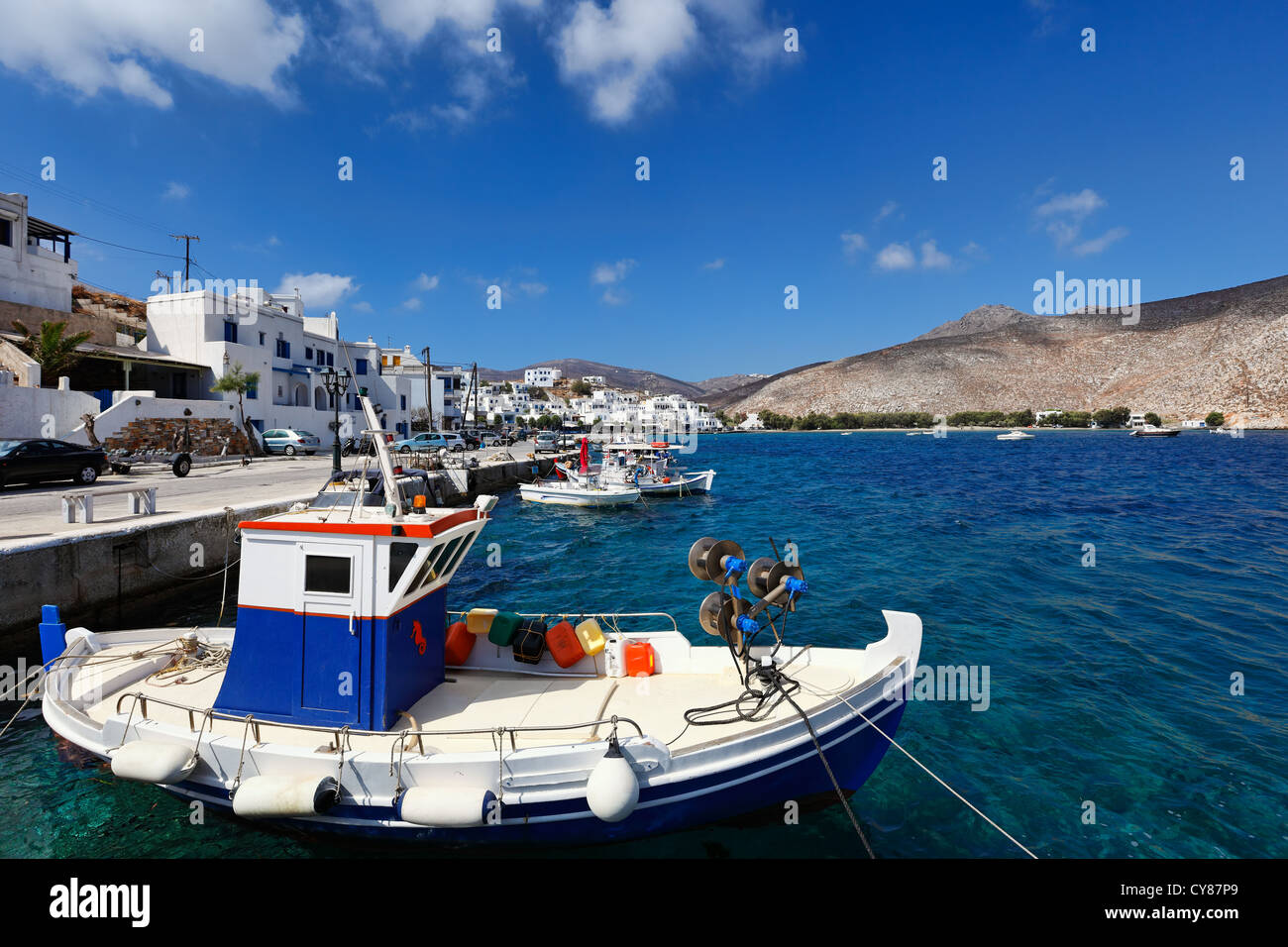Der kleine Hafen im Fischerdorf Panormos in Insel Tinos, Griechenland Stockfoto