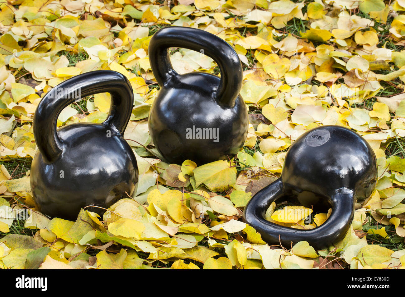 drei schwere Eisen Kettlebells im Freien in einem Herbst-Landschaft - outdoor-Fitness-Konzept Stockfoto
